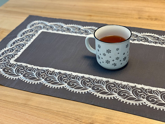 Hímzett asztalterítő szürke