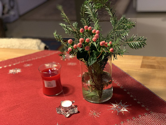 Hímzett karácsonyi terítő sötétvörös 1