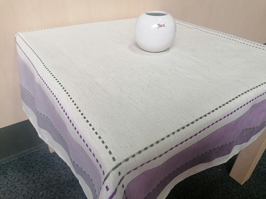Lilásszürke terítők és sálak zöld varrással