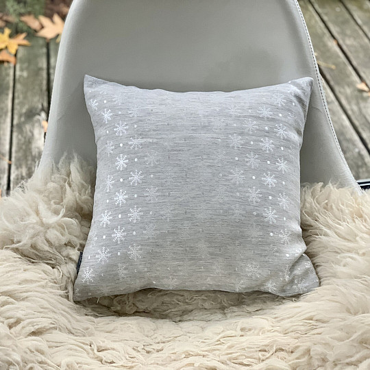 Karácsonyi dísztakaró SZÜRKE-EZÜST PEHELYEK