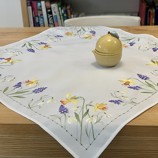 Hímzett terítő és sál NÁRCISZ ÉS HÓ LÁNYA