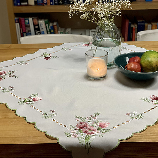 Hímzett terítő és sál TULIPANOKKÁK