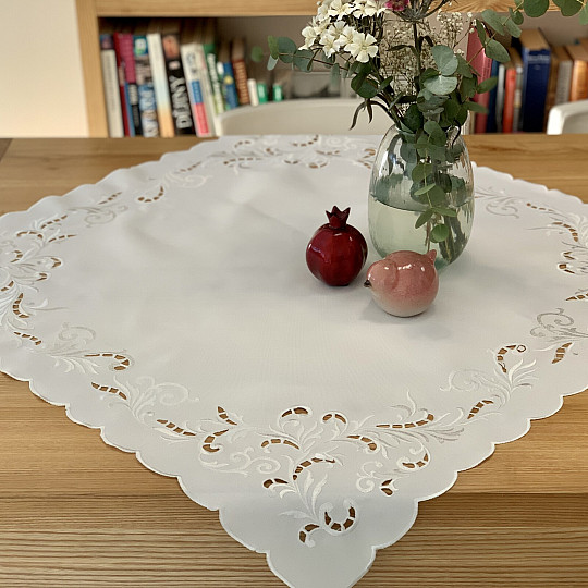 Asztalterítő és sál FEHÉR ÁLOM hímzéssel