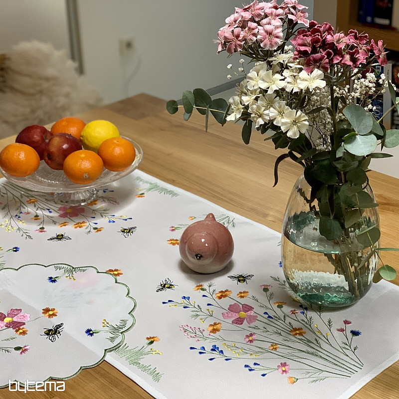 Hímzett terítő és sál Rét és méhek