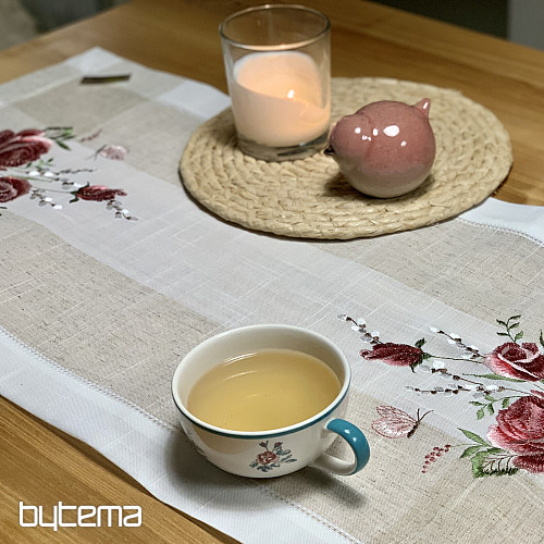 Hímzett terítő és sál Rózsák és kiscicák