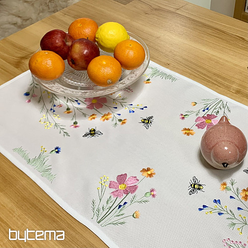 Hímzett terítő és sál Rét és méhek