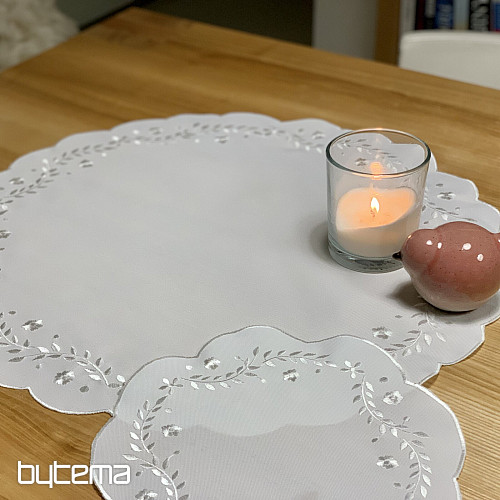 Asztalterítő és sál FEHÉR VIRÁGOKKAL hímezve